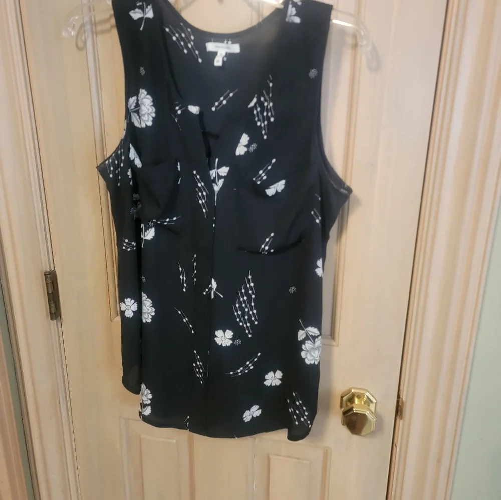 Misses Sz M Maurices Black And White Floral Sleeveless Shirt Garden Romance - Picture 6 of 6